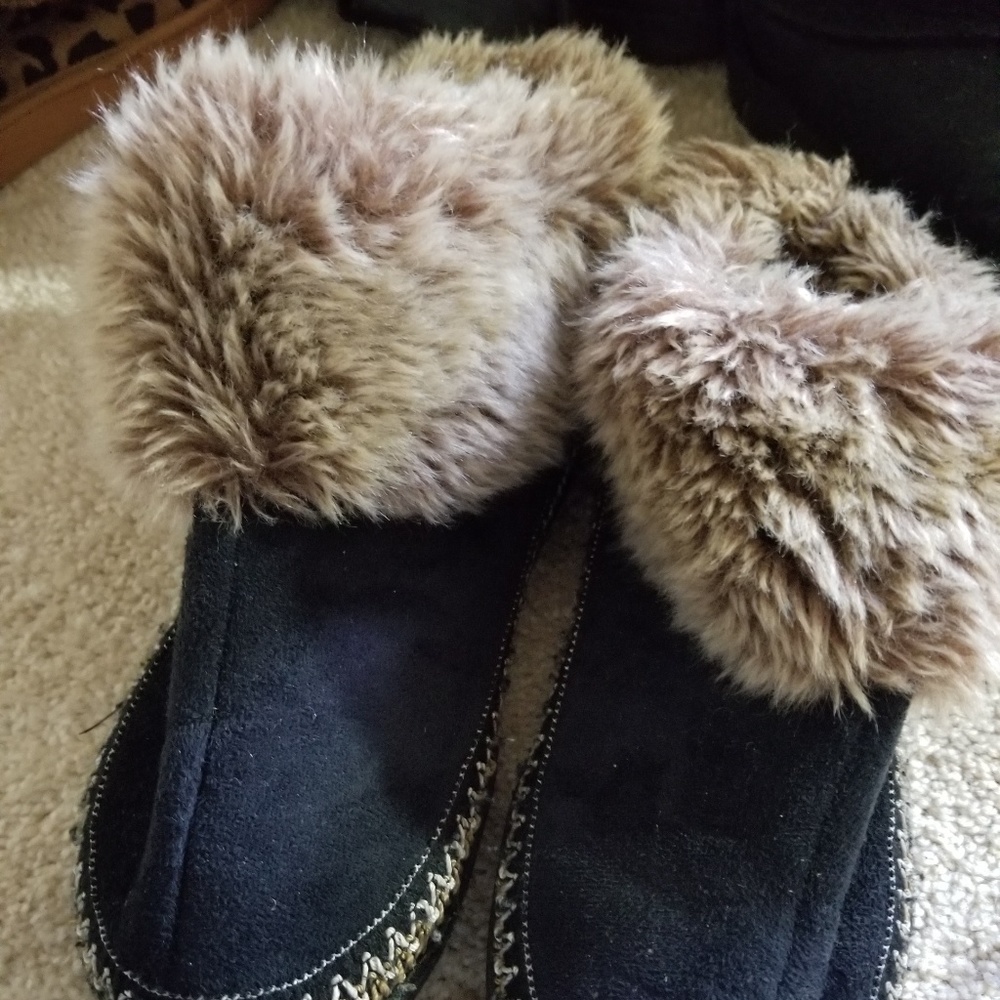 Pine Ridge Slippers size 5/6